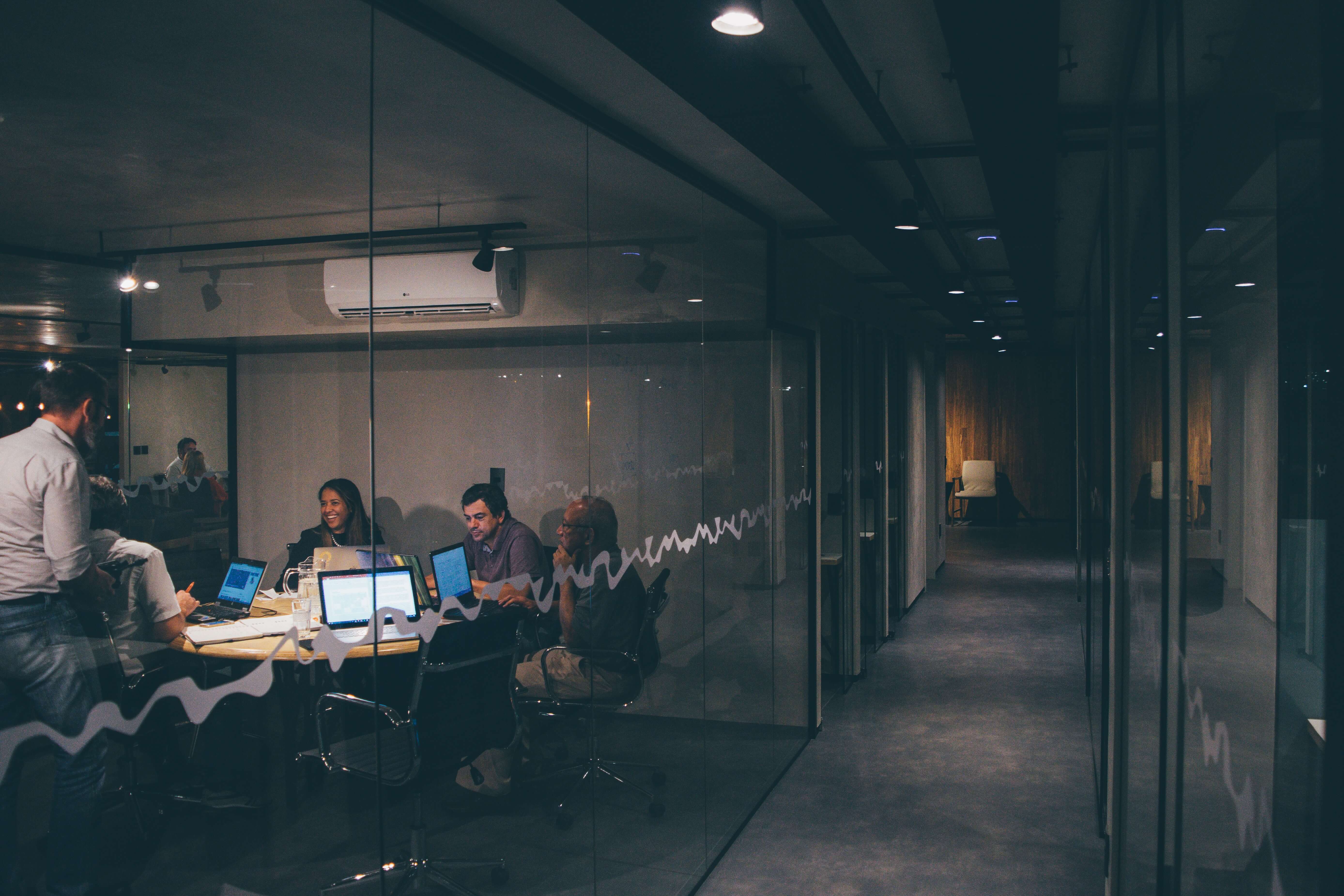 Reunião empresarial — diferentes portes de empresa