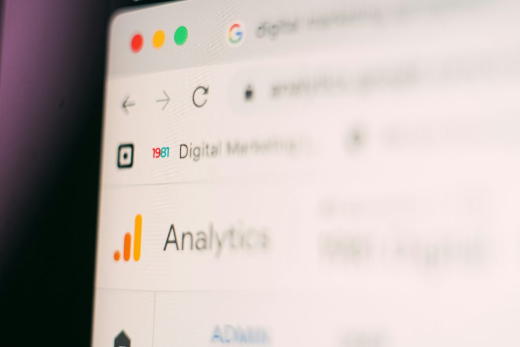 Empreendedor pesquisando estratégias de marketing digital no computador
