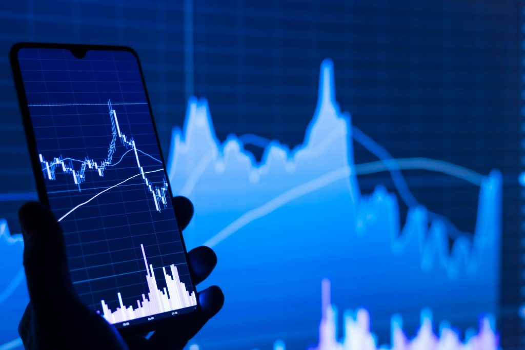 Celular exibindo gráfico financeiro, ilustrando o controle de custos com formas de pagamento