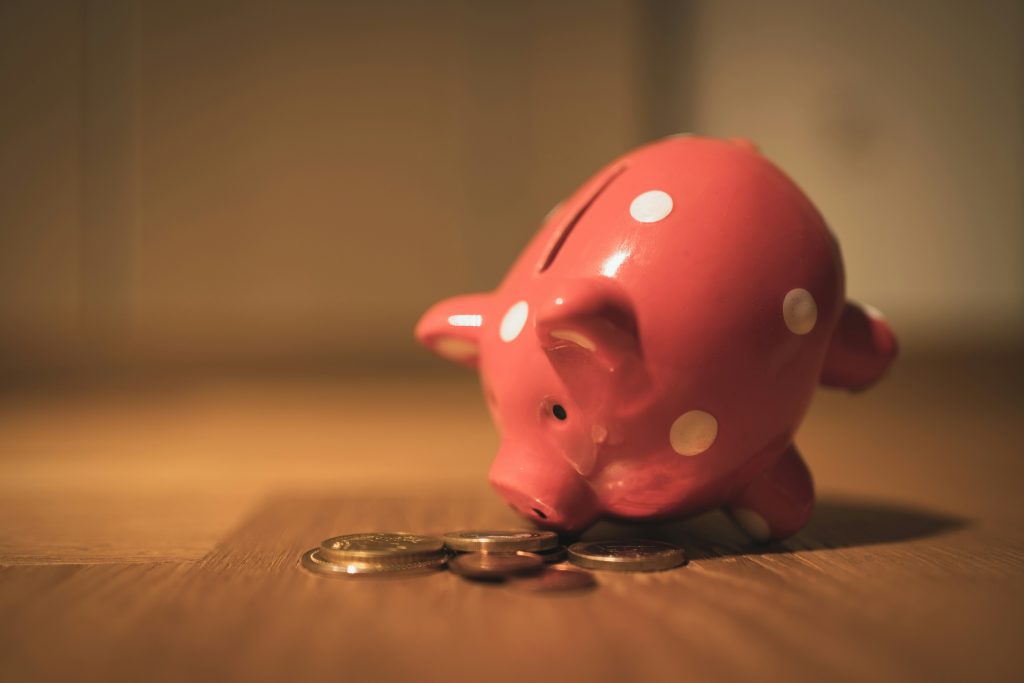 Empreendedor analisando planilhas para economizar em serviços bancários