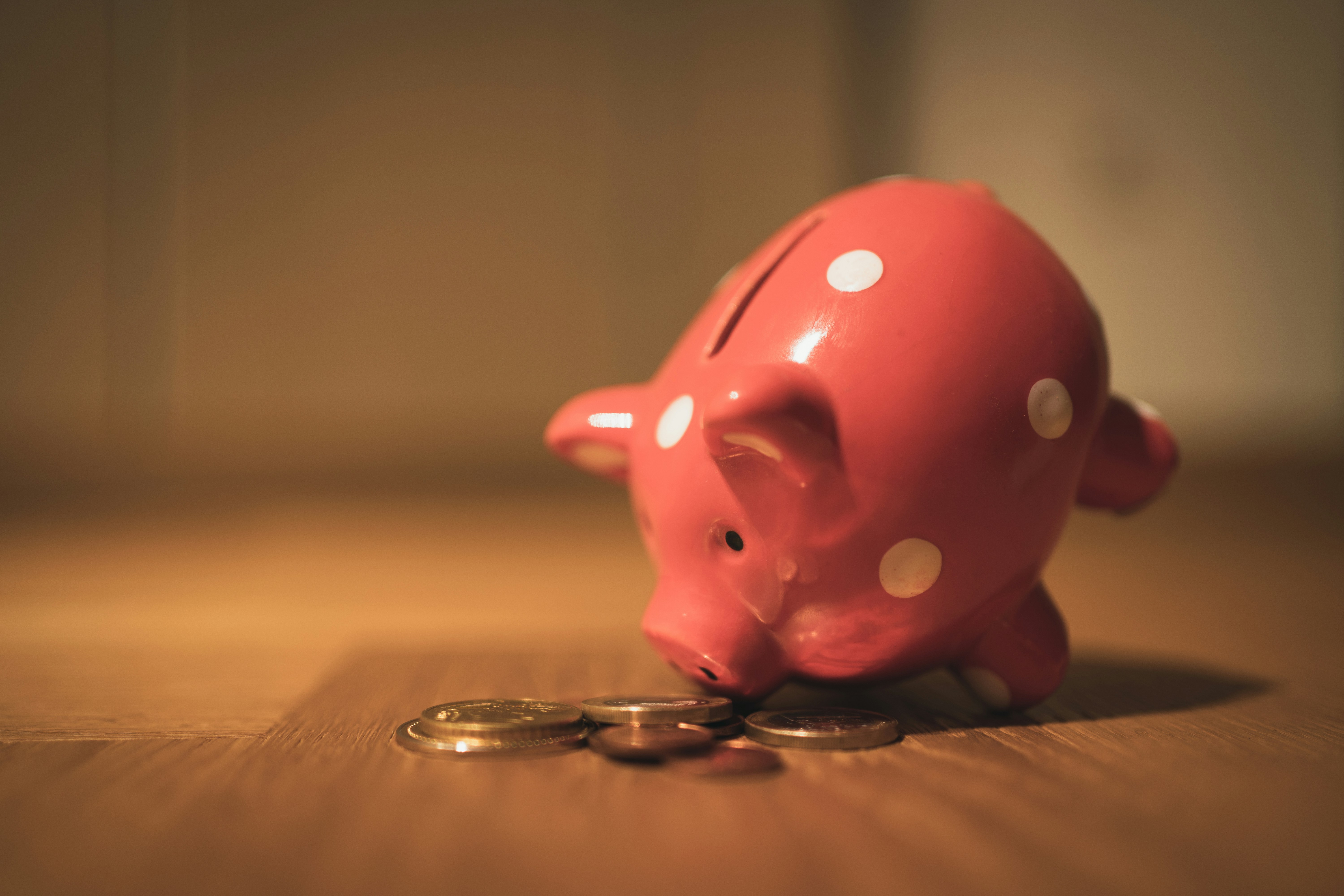 Empreendedor analisando planilhas para economizar em serviços bancários