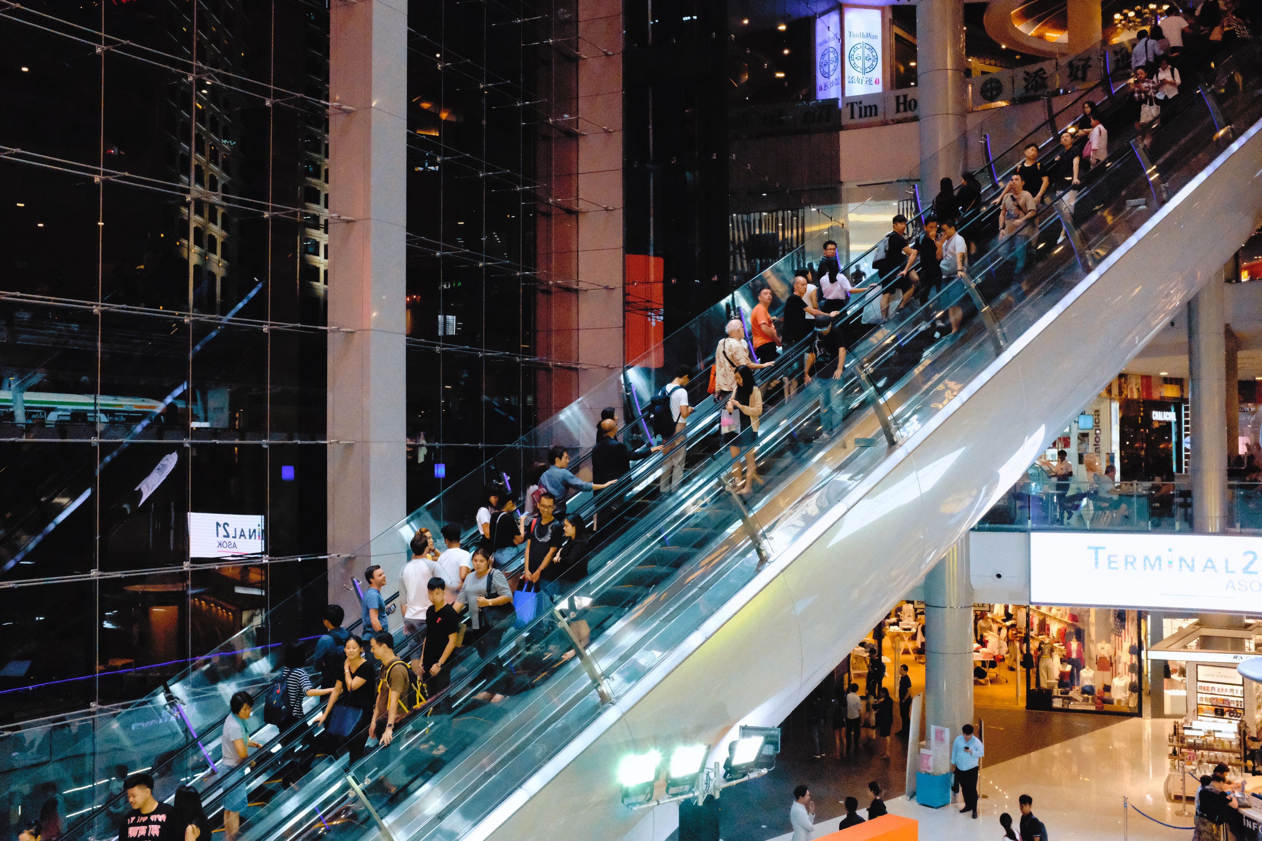 Pessoas em shopping procurando loja de roupas