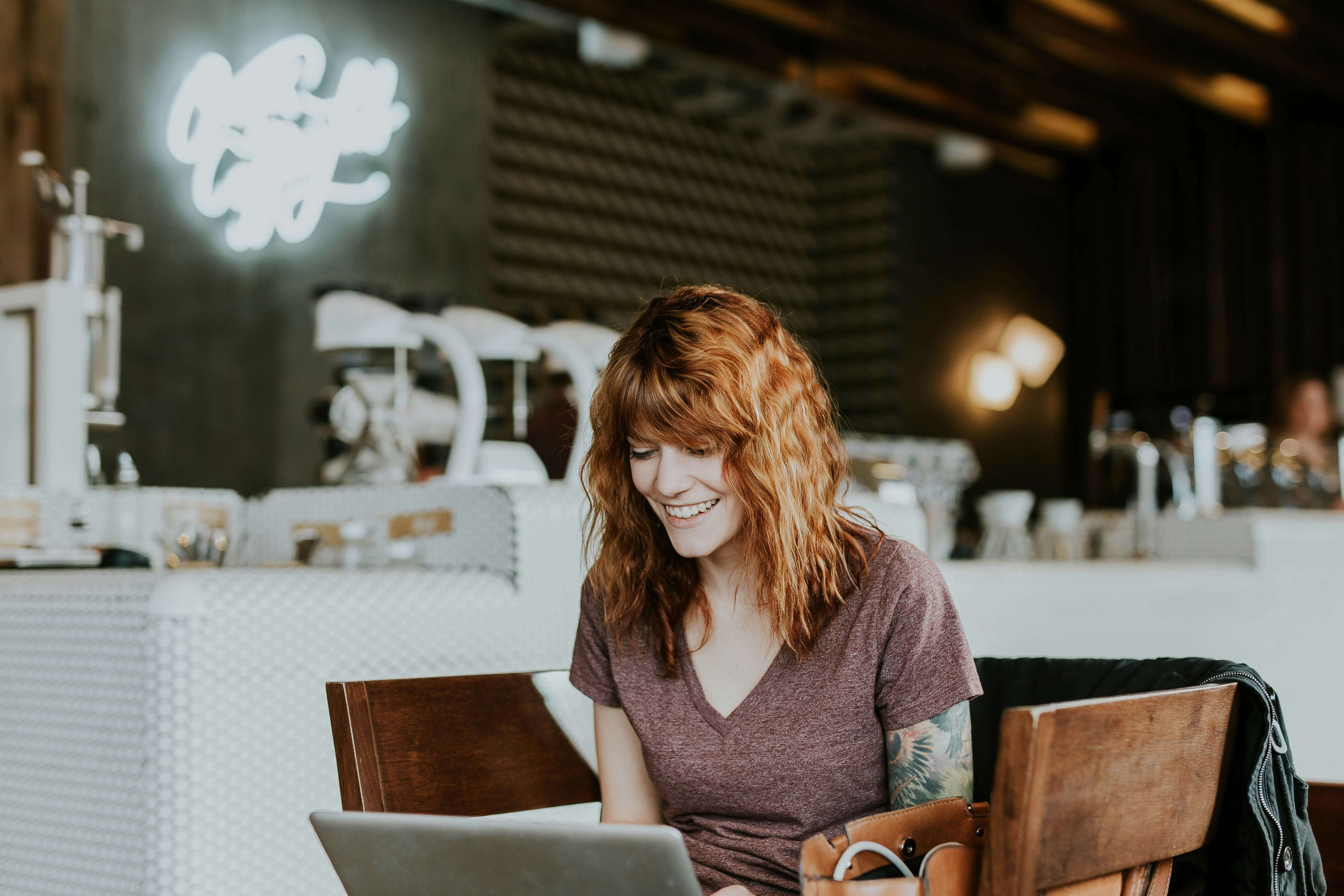 Pessoa feliz utilizando as estratégias e dicas que aprendeu no blog eGestor