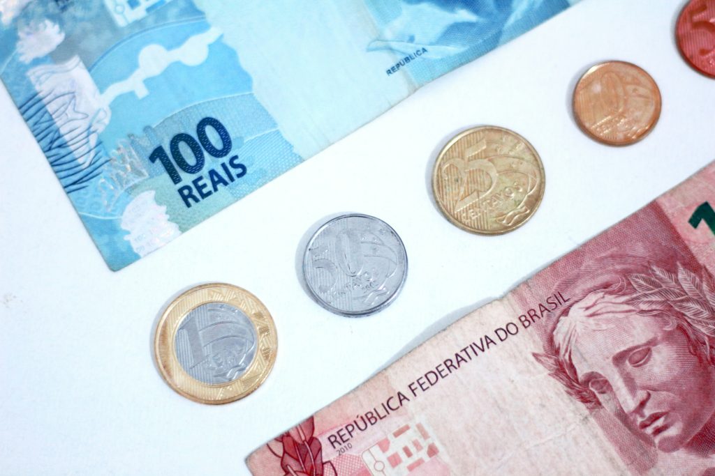 Notas e moedas de reais, representando o dinheiro como forma de pagamento