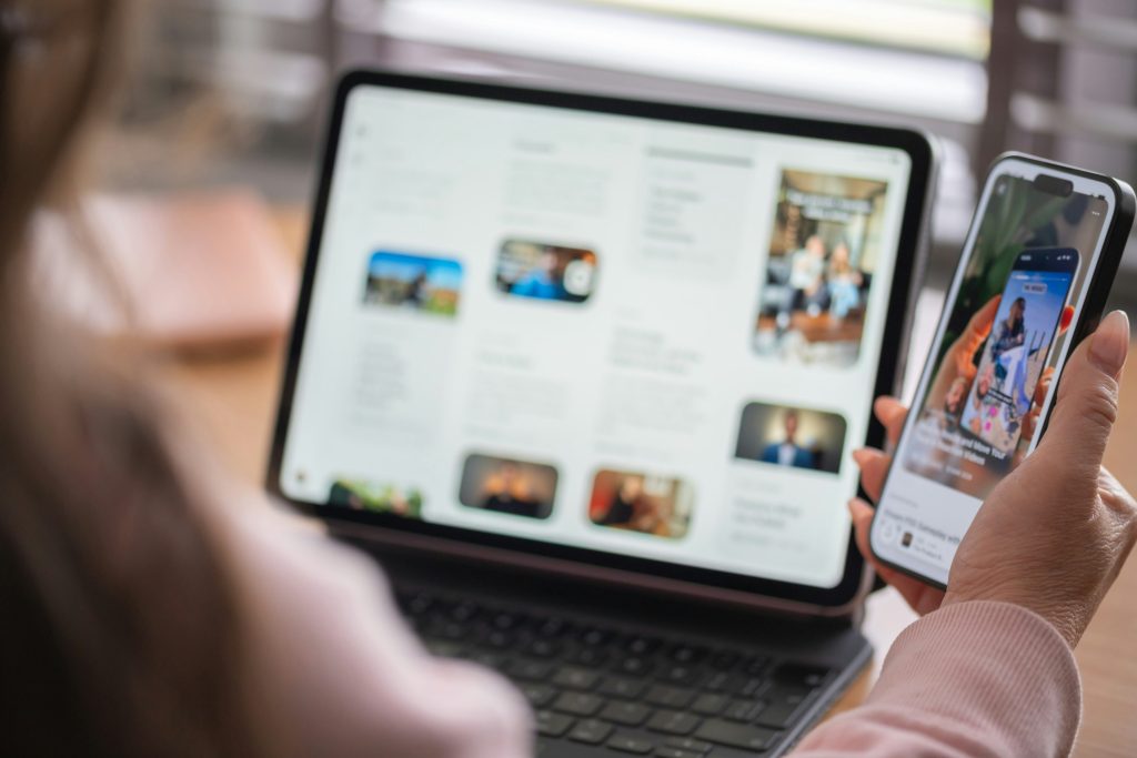 Pessoa vendendo online em loja virtual usando as estratégias de fidelização de clientes.