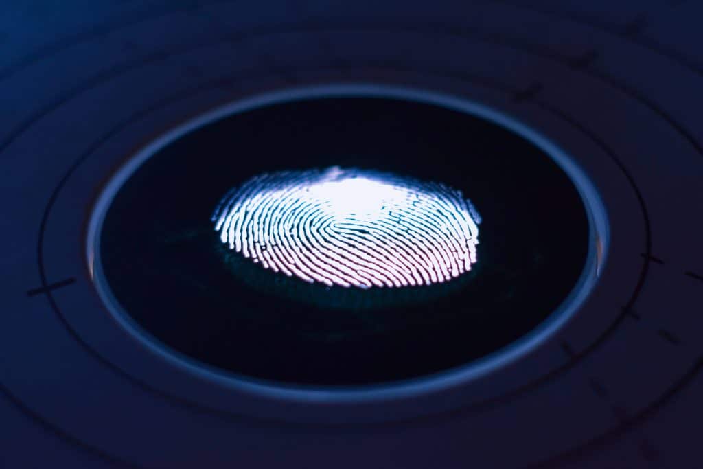 impressão digital brilhante no centro de círculos concêntricos, dando a impressão de um sistema de segurança biométrica