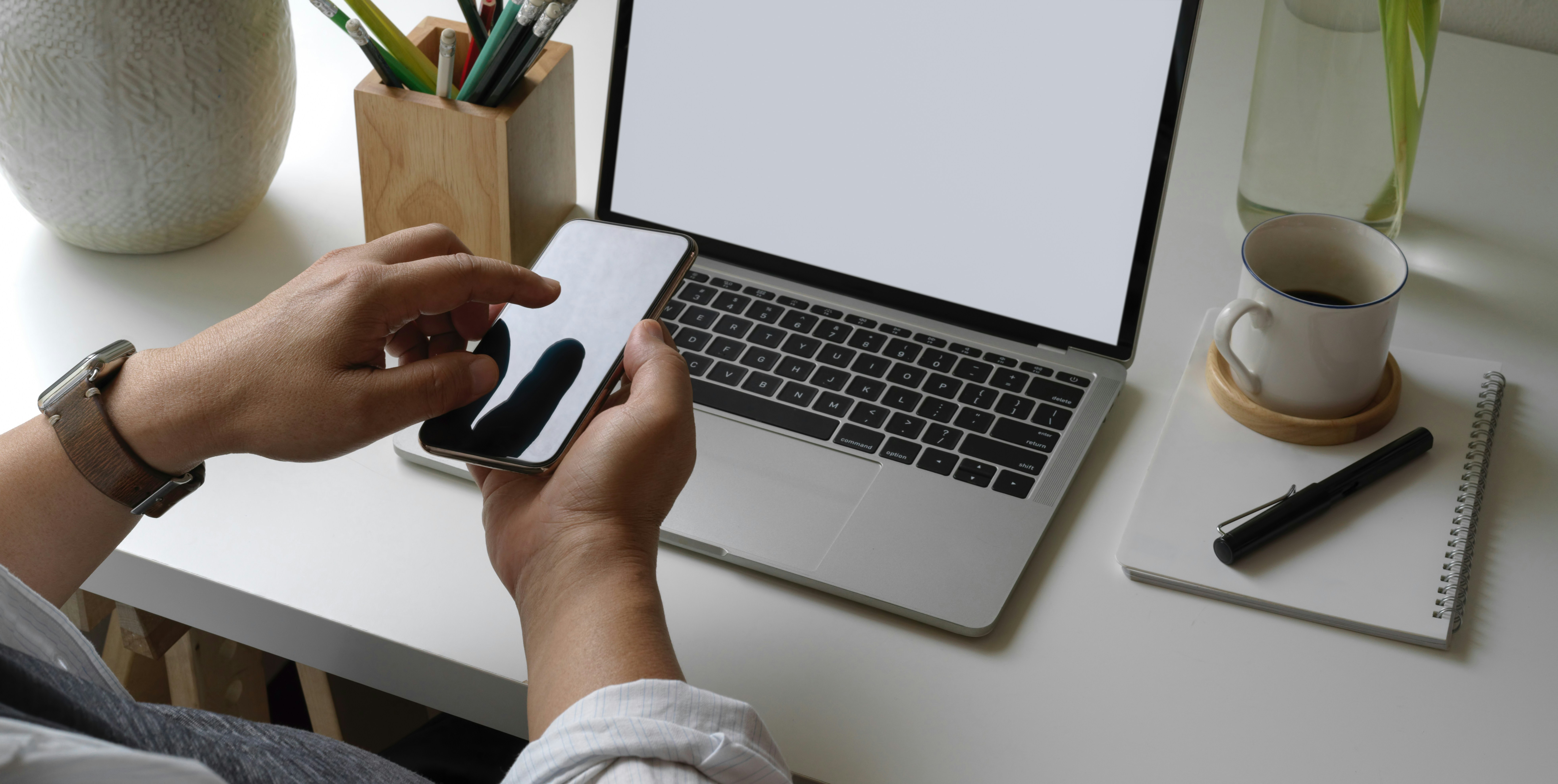 Colaborador utilizando chatbot de atendimento em smartphone