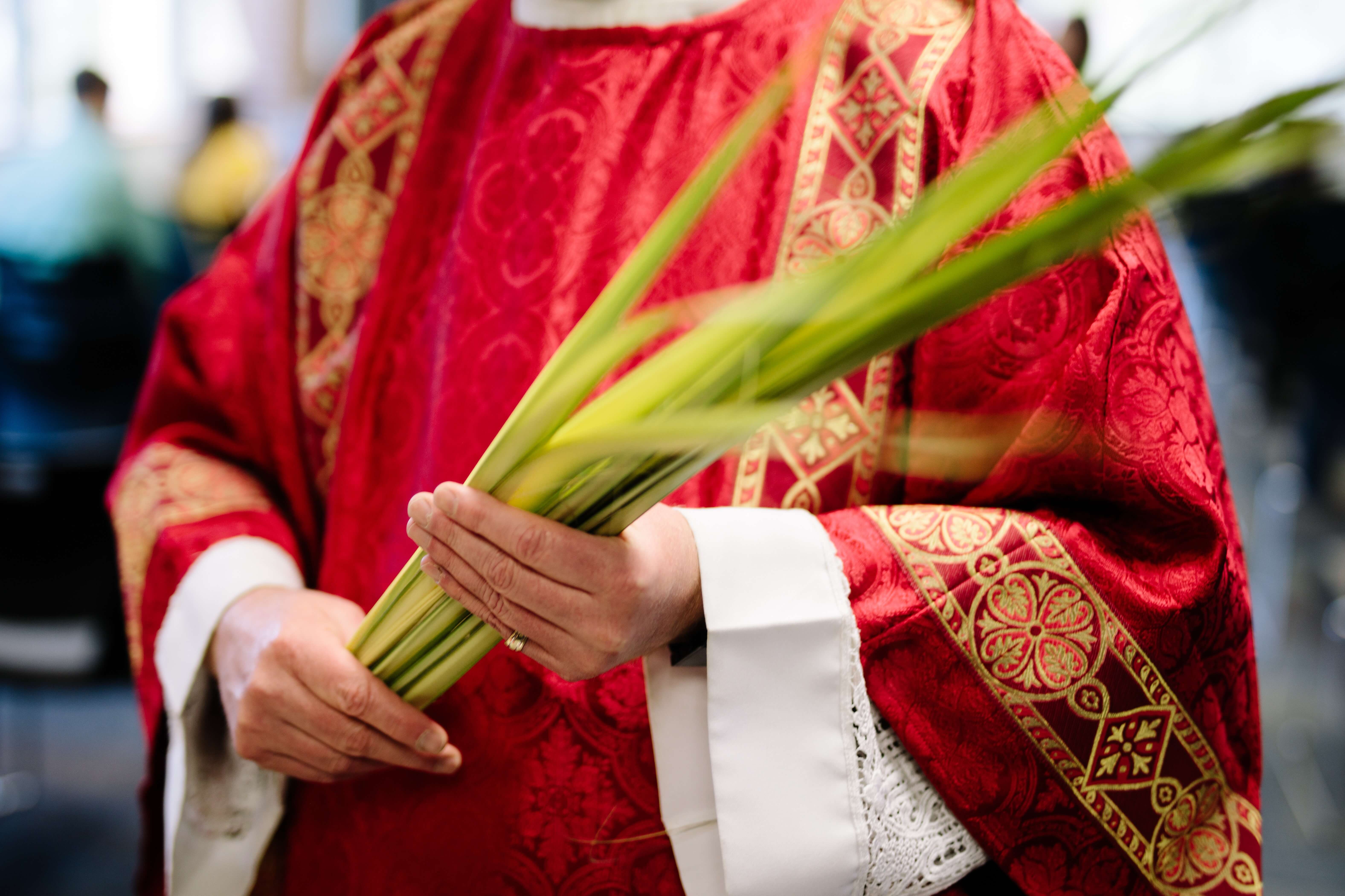 Confecção de roupas e paramentos religiosos