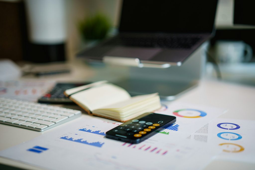 Empresário escolhendo o melhor emissor de NF-e para sua empresa.