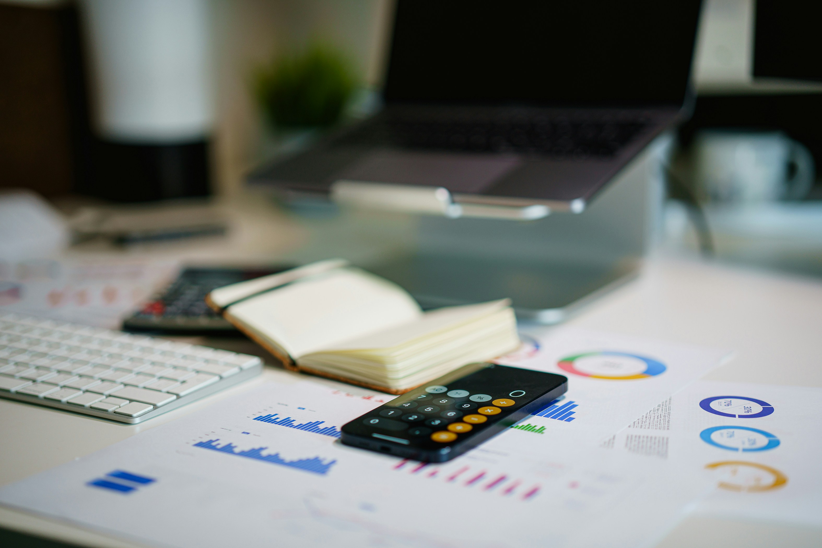 Empresário escolhendo o melhor emissor de NF-e para sua empresa.