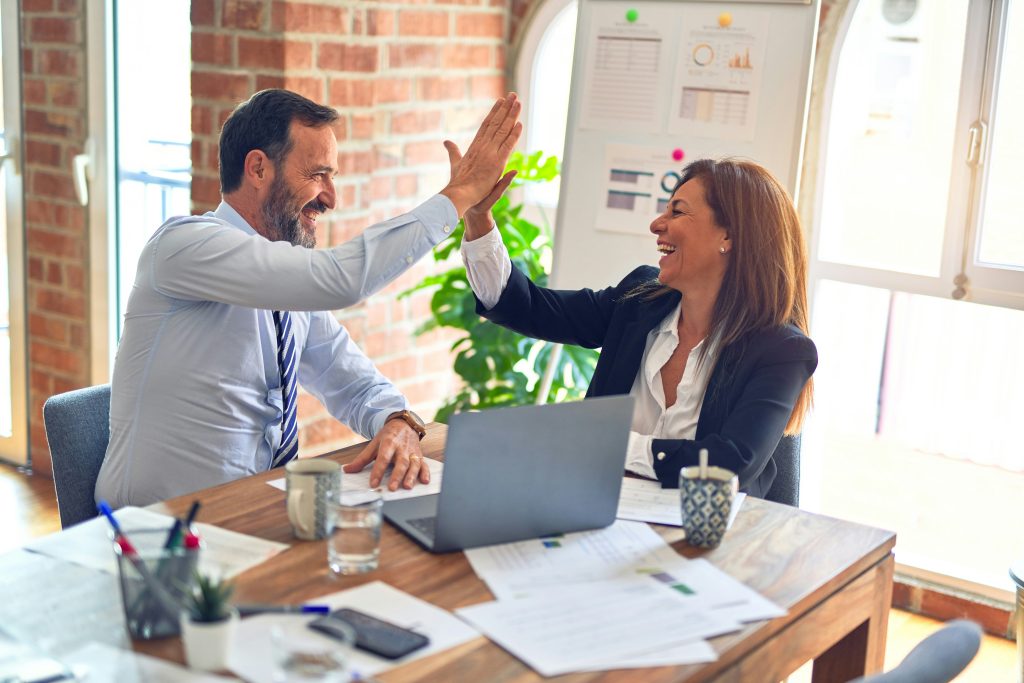 Empresários comemorando avaliação das pesquisas feitas com sucesso