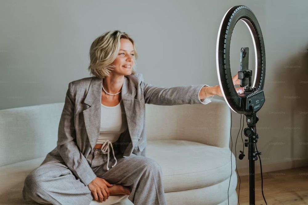 Mulher ajustando um ring light para gravar conteúdo e fortalecer seu marketing pessoal nas redes sociais