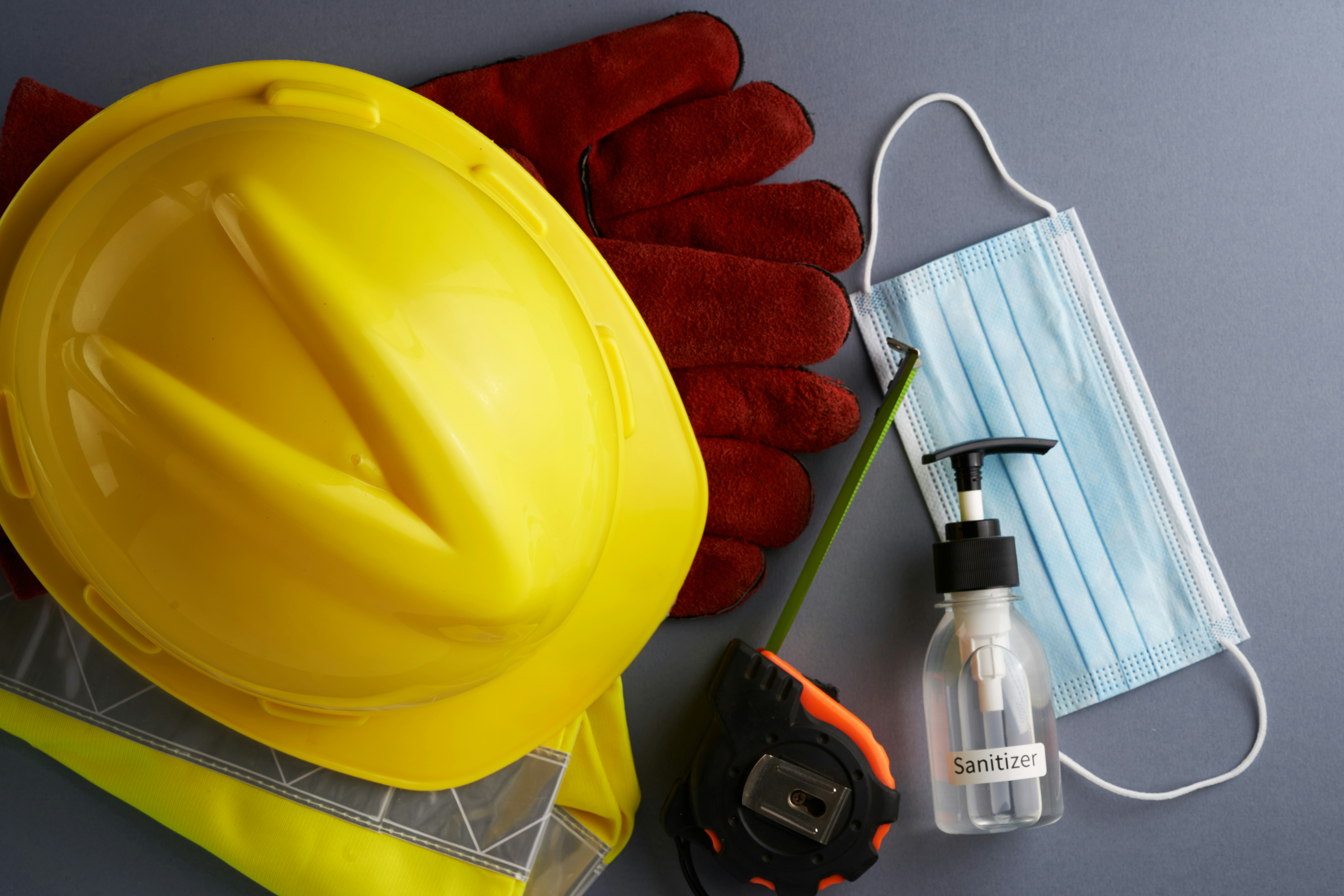 EPIs - capacete, roupa de segurança, luvas, trena, máscara e álcool - algum dos equipamentos de proteção individual
