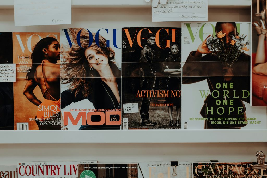 Revistas impressas expostas em banca, representando o marketing tradicional