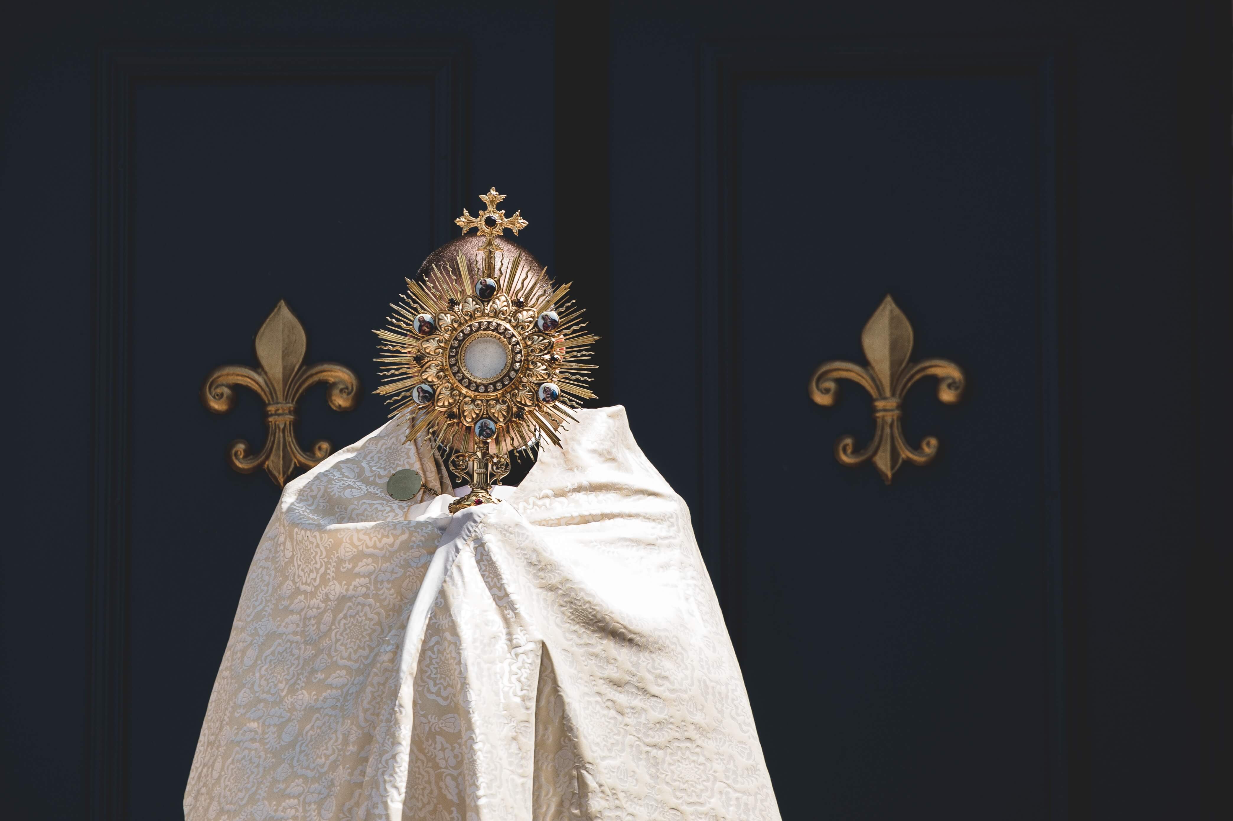 Confecção de roupas e paramentos religiosos