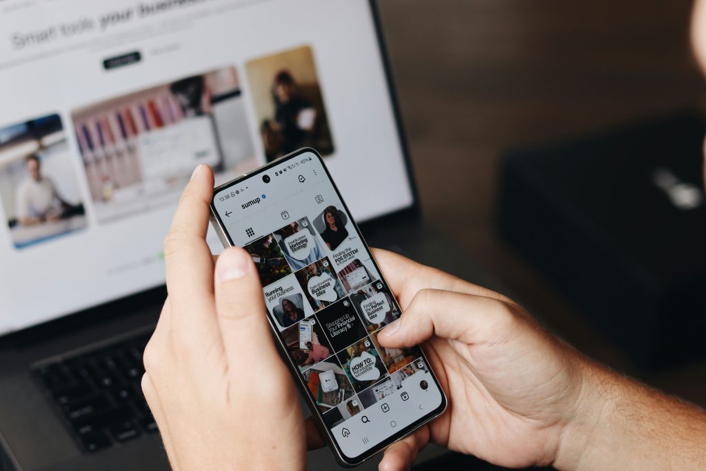 Empreendedor gerenciando redes sociais e vendas pelo celular