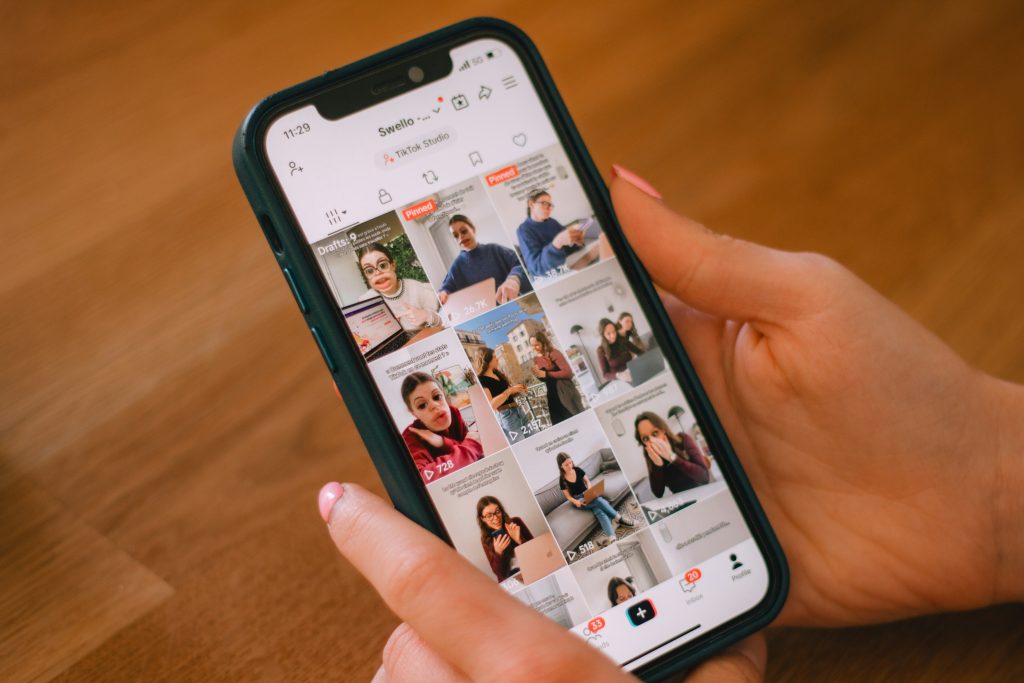 Pessoa colocando em prática nossas dicas em seu Instagram empresarial