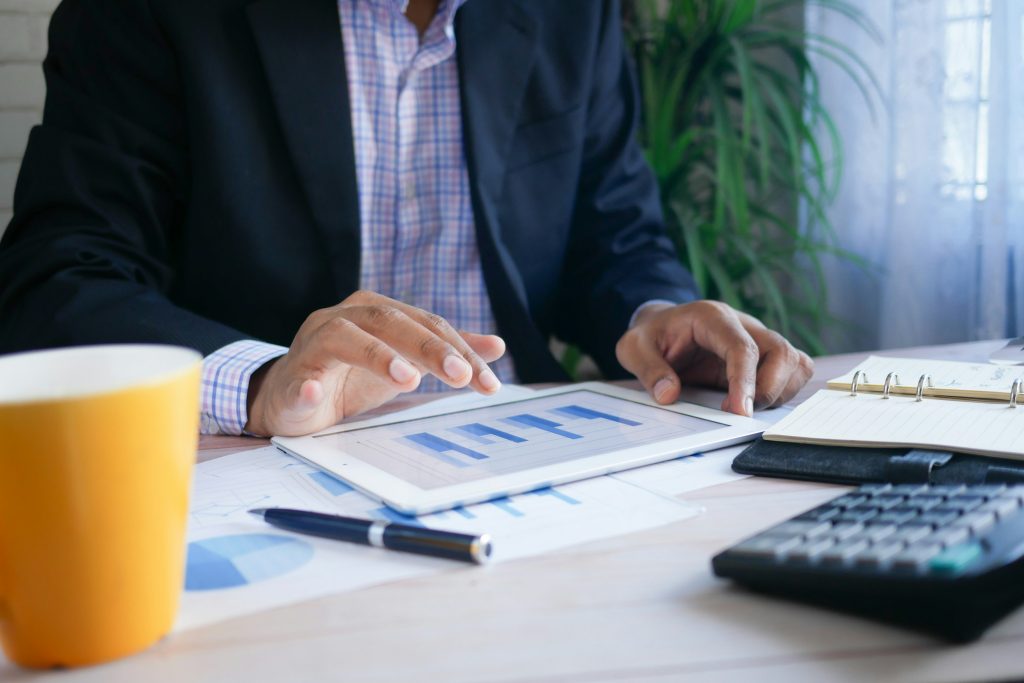 Homem fazendo comparação entre industrialização por encomenda, venda, transferência e serviço