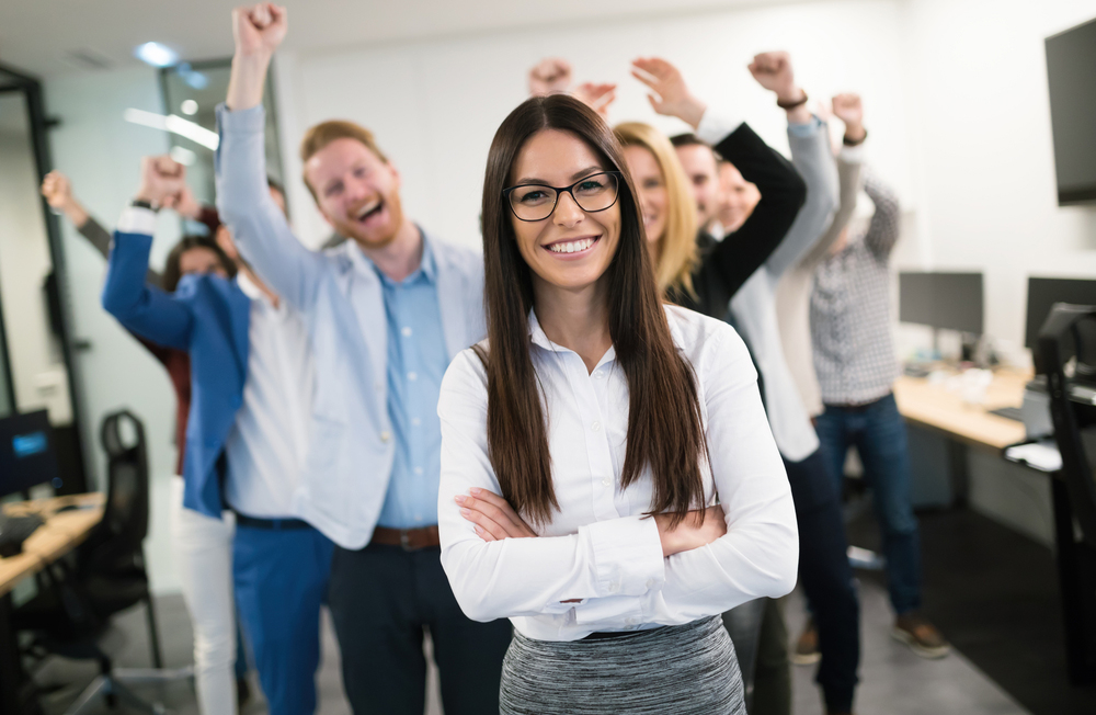 Equipe comemorando resultados positivos de marketing