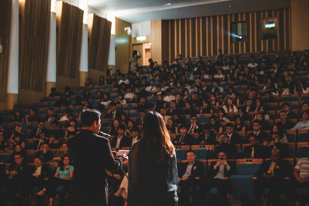 Homem e mulher ampliando a visibilidade pessoal e capacitação
