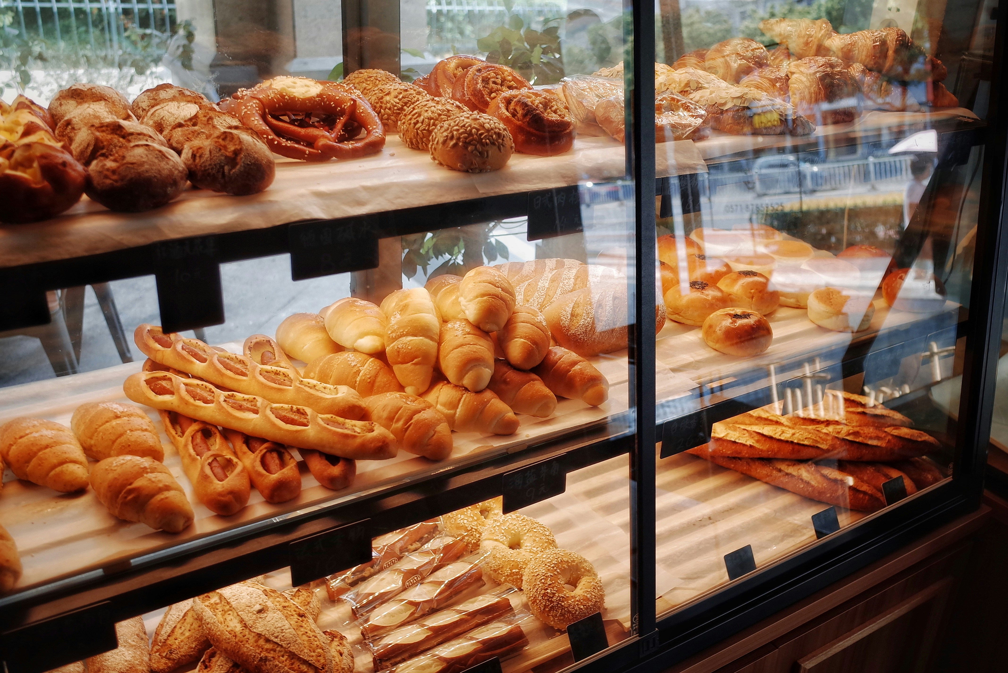 vitrine de padaria com variedade de produtos para aumentar o ticket médio